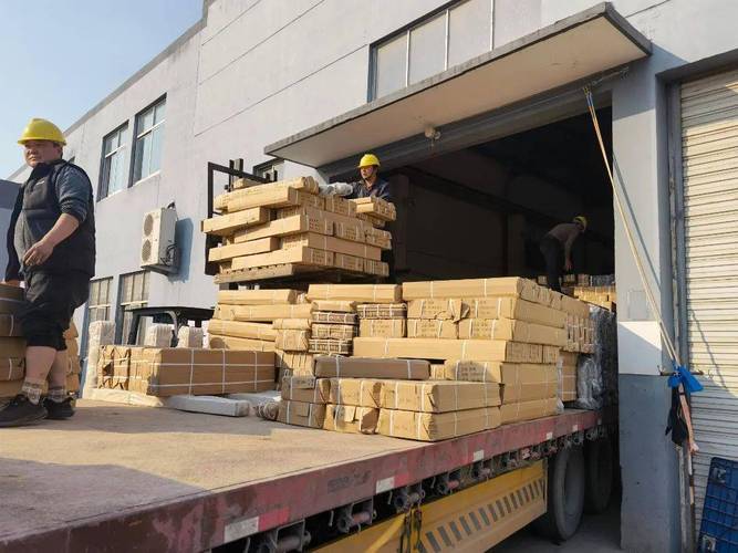 尚湖镇王庄片区苏州春叶金属制品制造有限公司在厂区进行装卸车作业